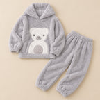 Ensemble pyjama deux pièces Pyjama polaire ours gris pour femme posé à plat sur fond beige, sans personne