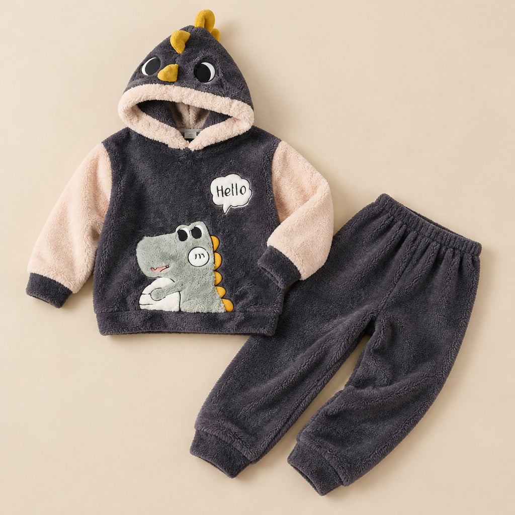 Ensemble pyjama deux pièces Pyjama pilou pilou couple dinosaure vert tout doux posé à plat sur fond beige, sans personne