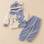 Ensemble pyjama deux pièces Pyjama polaire couple ours blanc à capuche posé à plat sur fond beige, sans personne