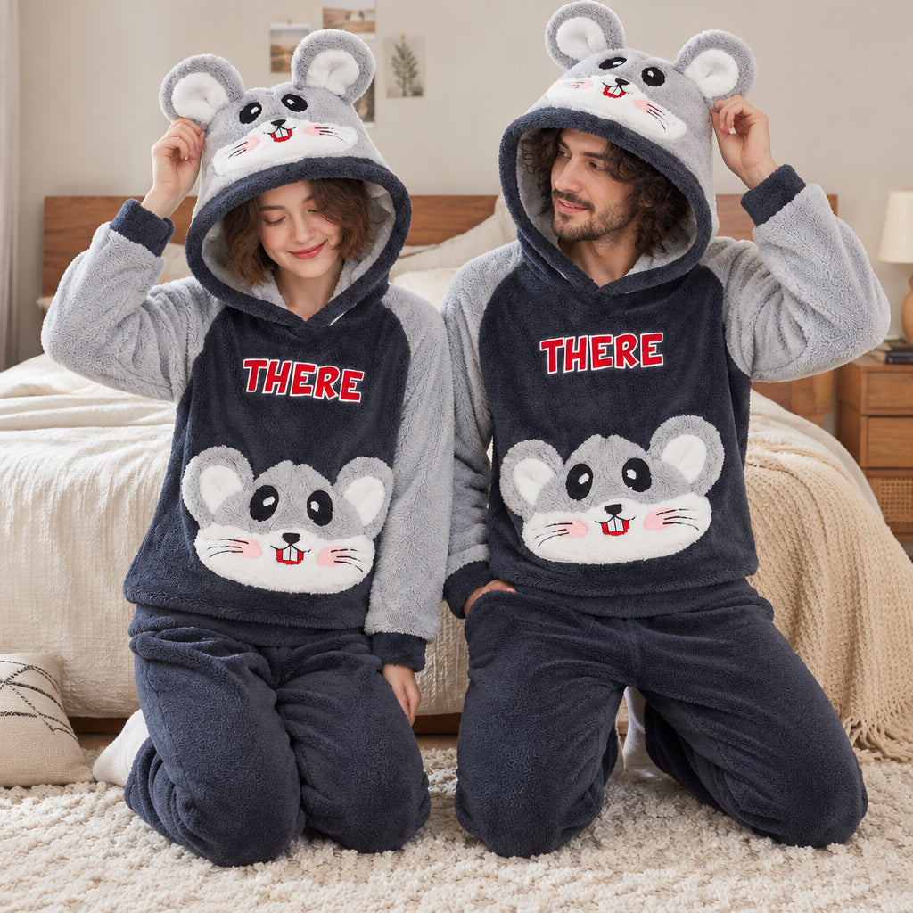 Cover frontale de Pyjama moumoute couple souris grise à capuche, portée et entièrement visible