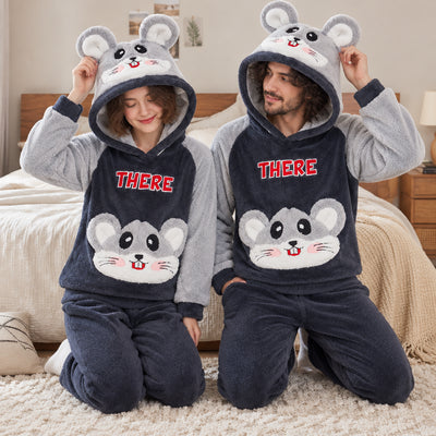 Cover frontale de Pyjama moumoute couple souris grise à capuche, portée et entièrement visible
