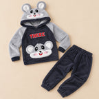 Ensemble pyjama deux pièces Pyjama moumoute couple souris grise à capuche posé à plat sur fond beige, sans personne