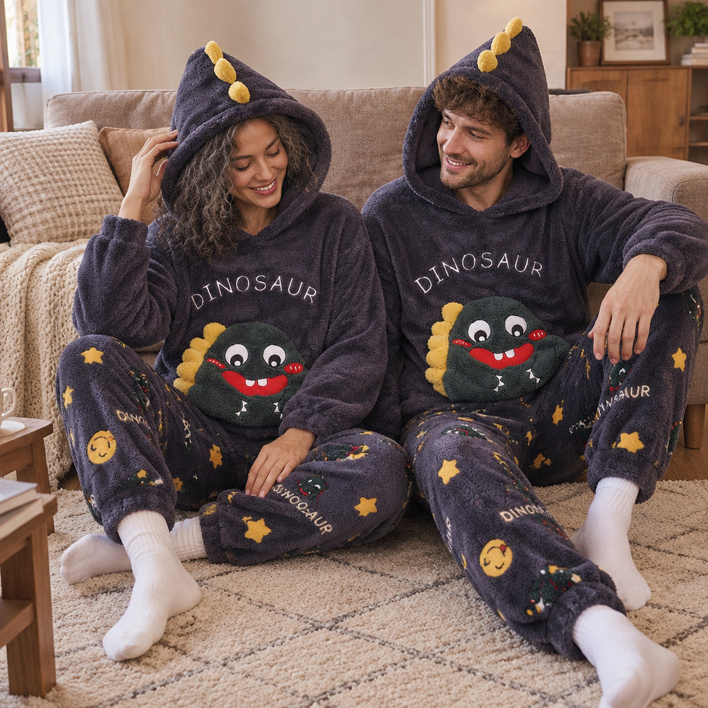 Cover frontale de Ensemble pyjama couple dinosaure bleu à capuche, portée et entièrement visible