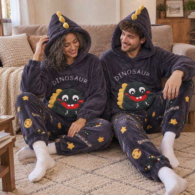 Cover frontale de Ensemble pyjama couple dinosaure bleu à capuche, portée et entièrement visible