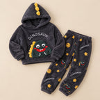 Ensemble pyjama deux pièces Ensemble pyjama couple dinosaure bleu à capuche posé à plat sur fond beige, sans personne