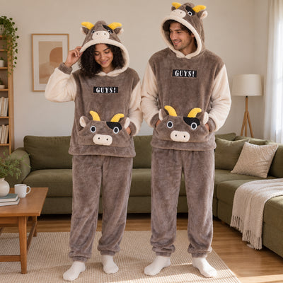 Cover frontale de Pyjama chaud couple vache marron à capuche, portée et entièrement visible