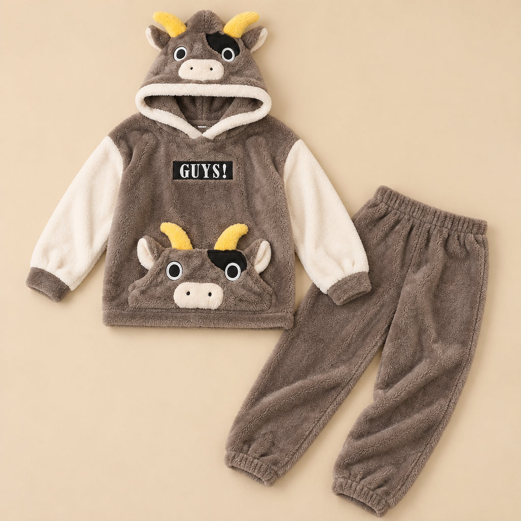 Ensemble pyjama deux pièces Pyjama chaud couple vache marron à capuche posé à plat sur fond beige, sans personne