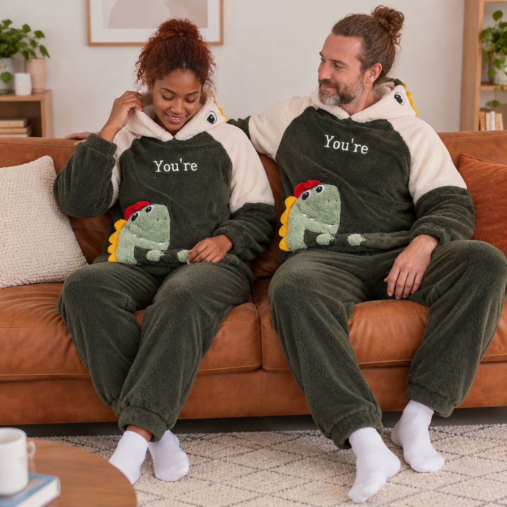 Cover frontale de Pyjama hiver couple dinosaure vert à capuche, portée et entièrement visible