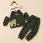 Ensemble pyjama deux pièces Pyjama hiver couple dinosaure vert à capuche posé à plat sur fond beige, sans personne