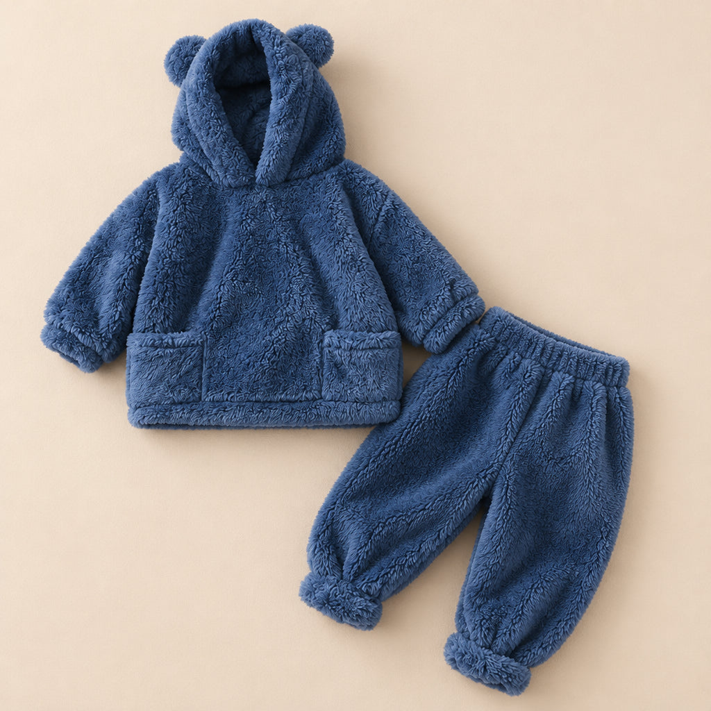 Ensemble pyjama deux pièces Pyjama moumoute ours à capuche enfant posé à plat sur fond beige, sans personne