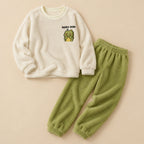 Ensemble pyjama deux pièces Pyjama pilou pilou couple dinosaure vert douillet posé à plat sur fond beige, sans personne