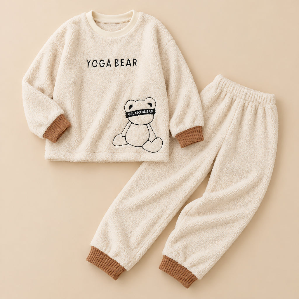 Ensemble pyjama deux pièces Pyjama polaire couple ours ivoire mignon posé à plat sur fond beige, sans personne