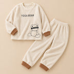 Ensemble pyjama deux pièces Pyjama polaire couple ours ivoire mignon posé à plat sur fond beige, sans personne