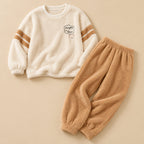 Ensemble pyjama deux pièces Pyjama chaud couple ours tout doux posé à plat sur fond beige, sans personne