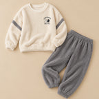 Ensemble pyjama deux pièces Pyjama hiver couple ours écru et gris posé à plat sur fond beige, sans personne