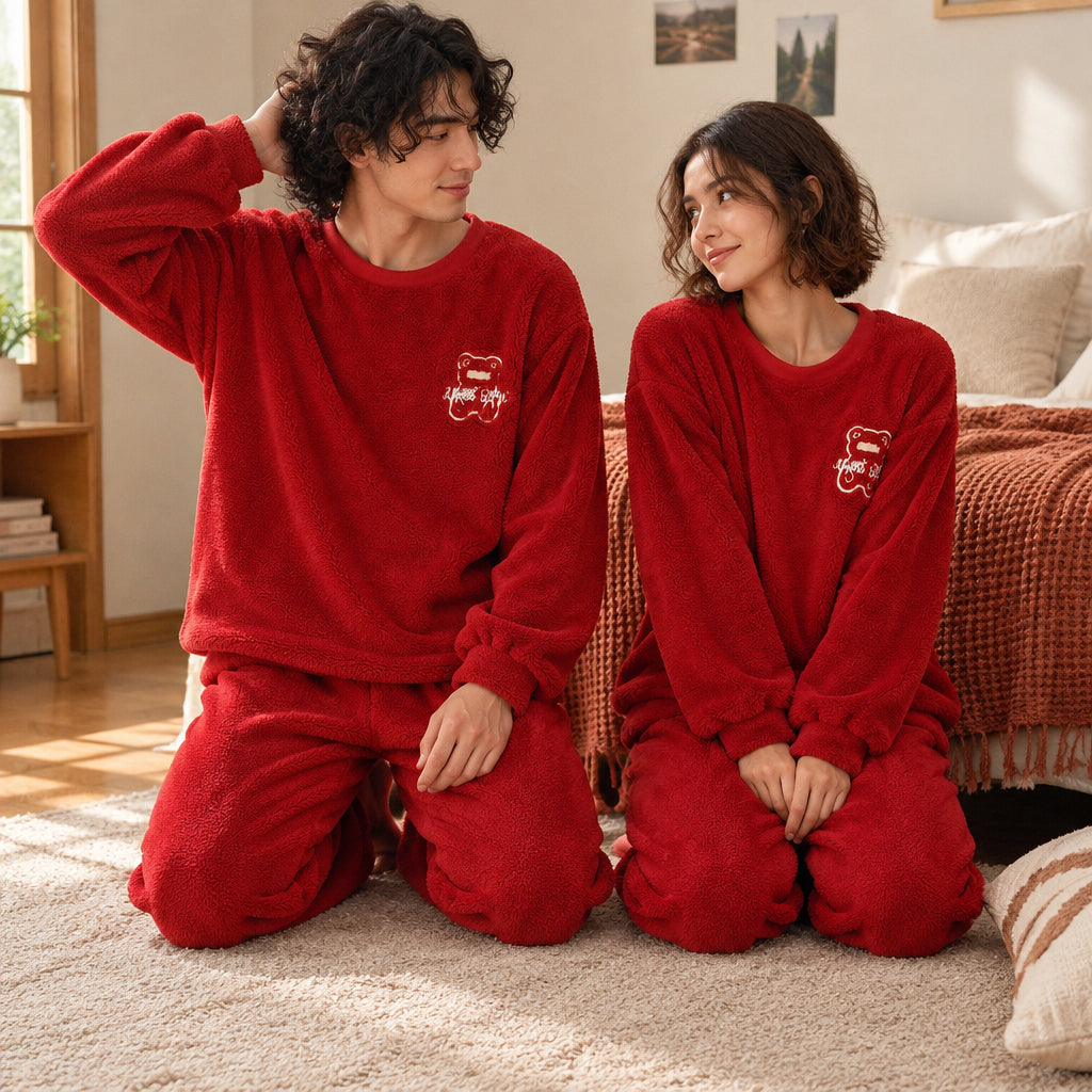 Cover frontale de Ensemble pyjama couple ours rouge chaleureux, portée et entièrement visible