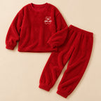 Ensemble pyjama deux pièces Ensemble pyjama couple ours rouge chaleureux posé à plat sur fond beige, sans personne