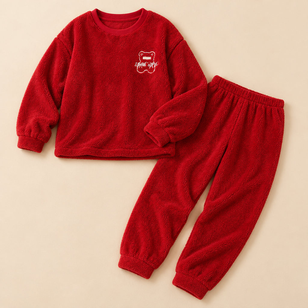 Ensemble pyjama deux pièces Ensemble pyjama couple ours rouge chaleureux posé à plat sur fond beige, sans personne