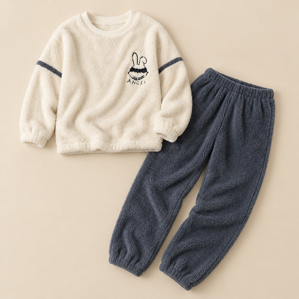 Ensemble pyjama deux pièces Pyjama pilou pilou couple lapin et ours posé à plat sur fond beige, sans personne