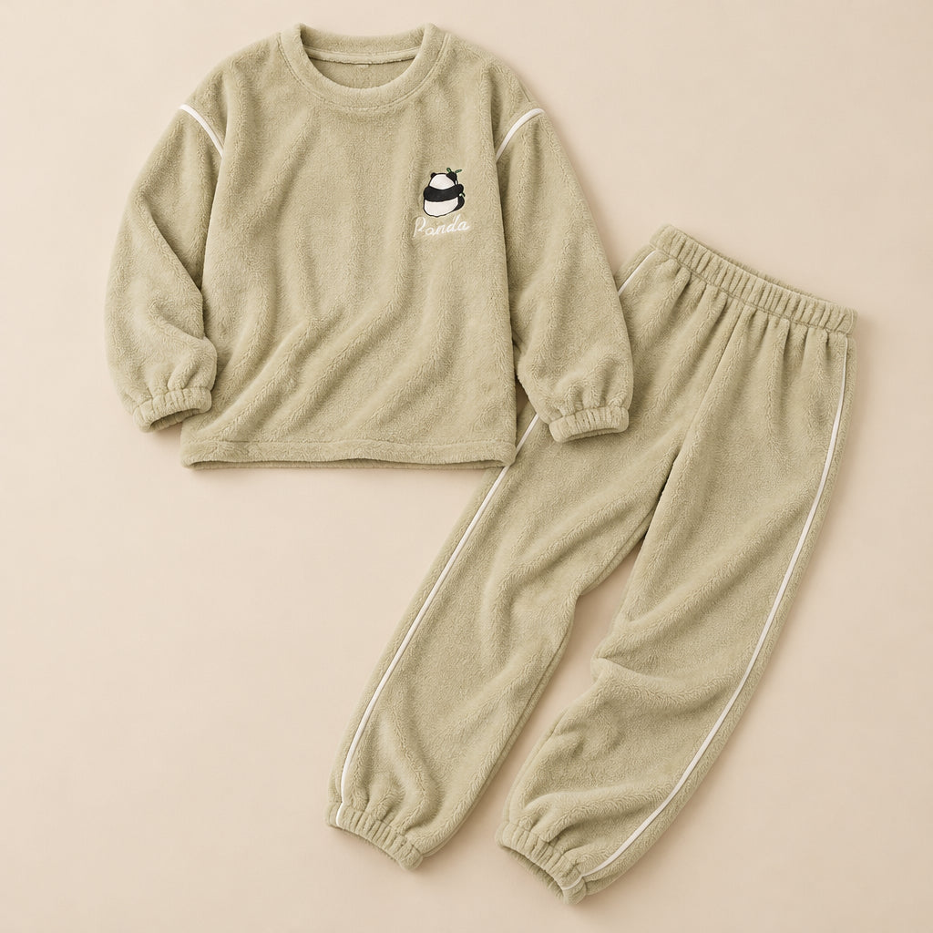 Ensemble pyjama deux pièces Pyjama polaire couple panda noir et vert posé à plat sur fond beige, sans personne