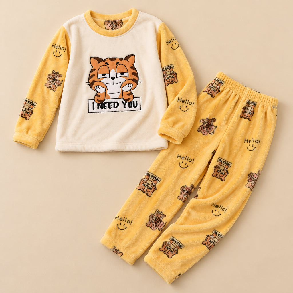 Ensemble pyjama deux pièces Pyjama hiver couple tigre jaune kawaii posé à plat sur fond beige, sans personne