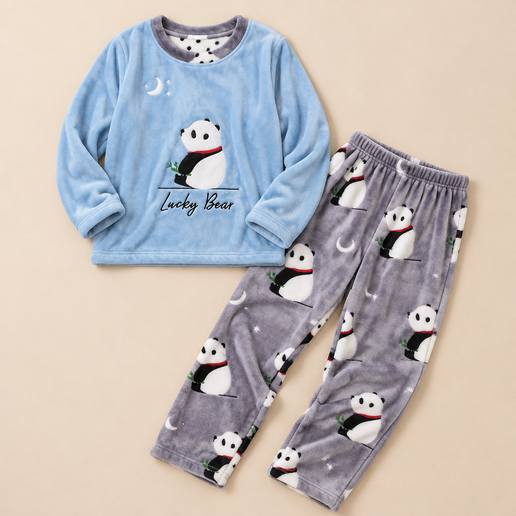 Ensemble pyjama deux pièces Ensemble pyjama couple panda bleu ciel posé à plat sur fond beige, sans personne