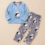 Ensemble pyjama deux pièces Ensemble pyjama couple panda bleu ciel posé à plat sur fond beige, sans personne