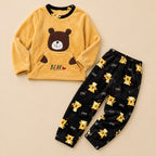 Ensemble pyjama deux pièces Pyjama moumoute couple ours jaune moelleux posé à plat sur fond beige, sans personne