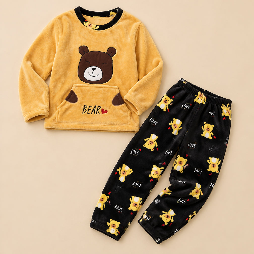 Ensemble pyjama deux pièces Pyjama moumoute couple ours jaune moelleux posé à plat sur fond beige, sans personne