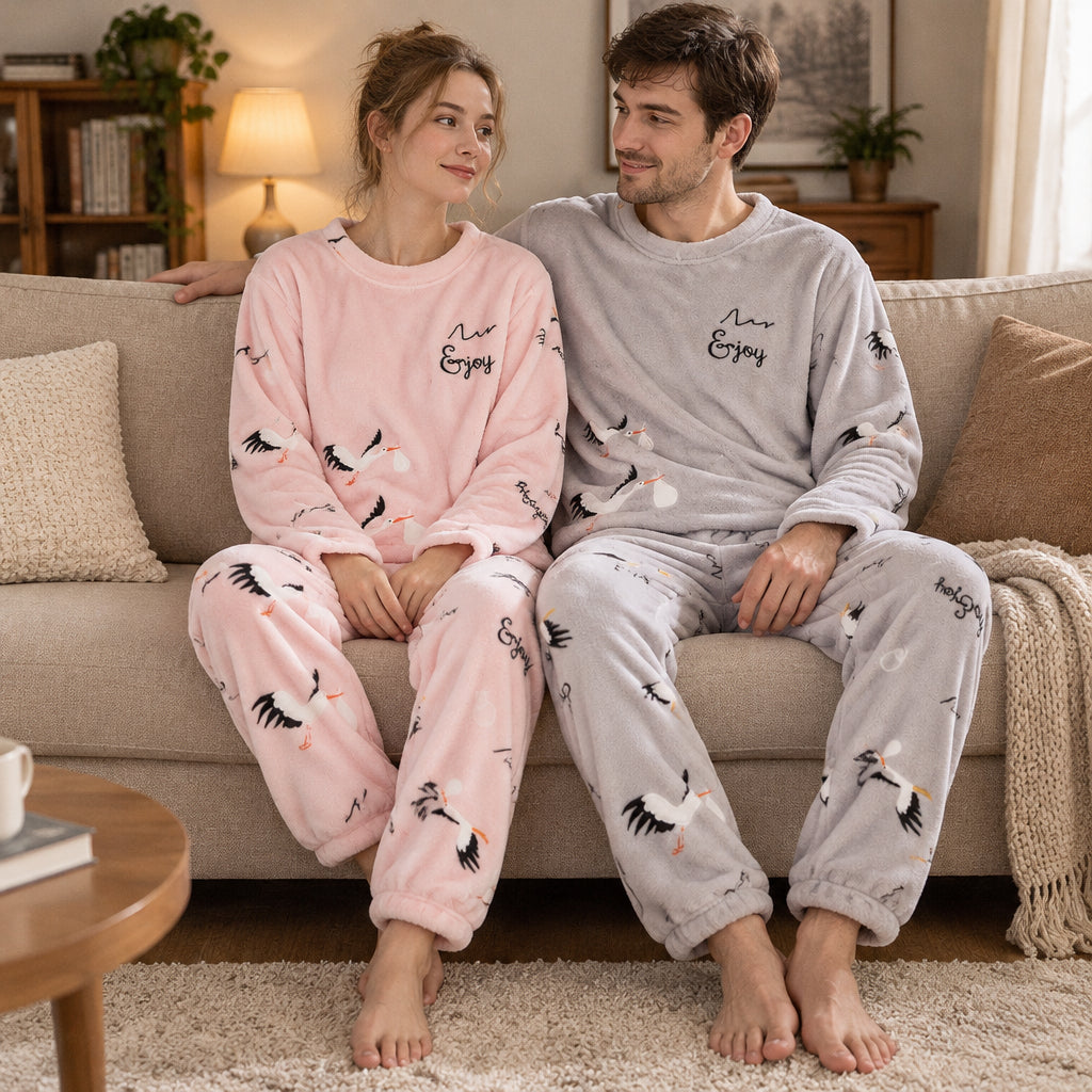 Cover frontale de Pyjama chaud couple grue rose et gris doux, portée et entièrement visible