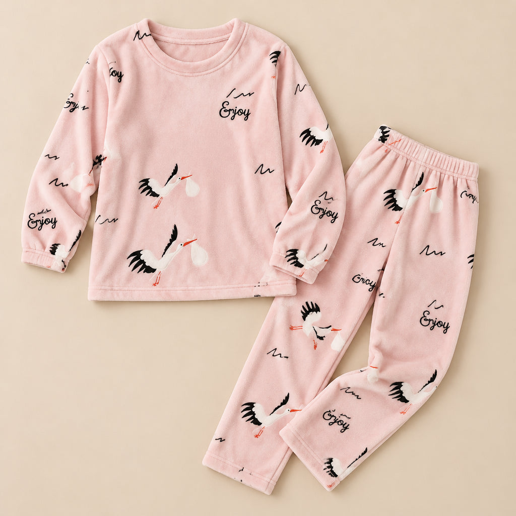 Ensemble pyjama deux pièces Pyjama chaud couple grue rose et gris doux posé à plat sur fond beige, sans personne