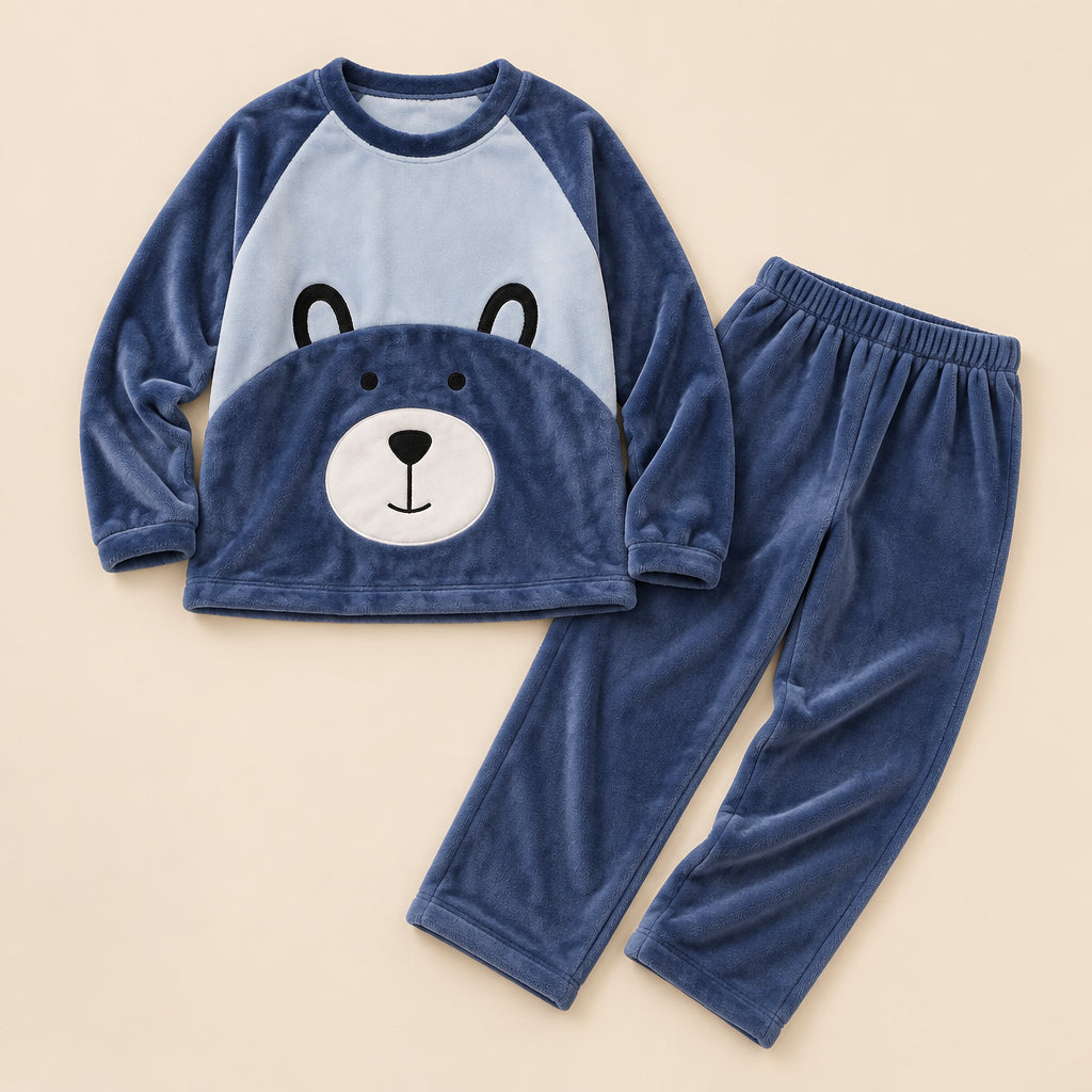 Ensemble pyjama deux pièces Pyjama hiver couple ours bleu mignon posé à plat sur fond beige, sans personne