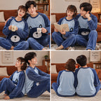 Quatre angles de Pyjama hiver couple ours bleu mignon porté