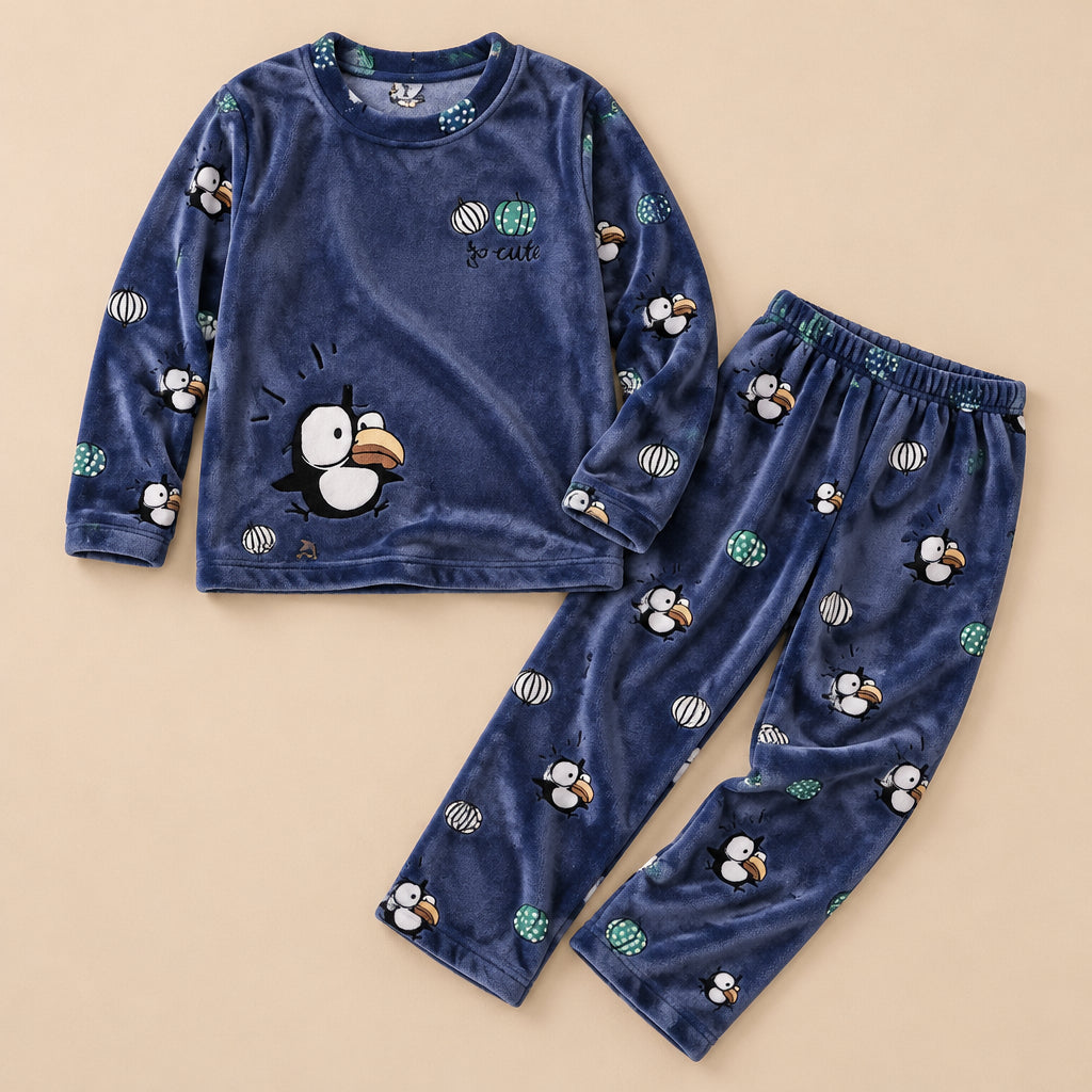 Ensemble pyjama deux pièces Pyjama pilou pilou couple toucan bleu marine douillet posé à plat sur fond beige, sans personne