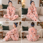 Quatre angles de Pyjama chaud femme et ado singe rose mignon porté