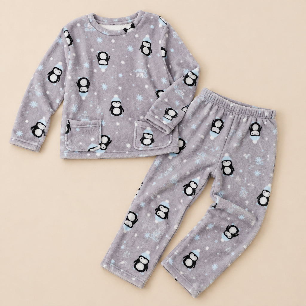 Ensemble pyjama deux pièces Ensemble pyjama fille et femme pingouin gris posé à plat sur fond beige, sans personne