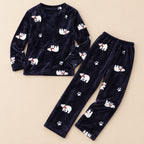 Ensemble pyjama deux pièces Pyjama hiver femme et ado ours polaire bleu nuit posé à plat sur fond beige, sans personne