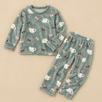 Ensemble pyjama deux pièces Pyjama polaire fille et femme chien vert doux posé à plat sur fond beige, sans personne