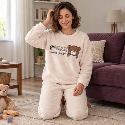 Cover frontale de Pyjama chaud fille et femme ours écru douillet, portée et entièrement visible