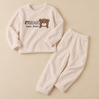 Ensemble pyjama deux pièces Pyjama chaud fille et femme ours écru douillet posé à plat sur fond beige, sans personne