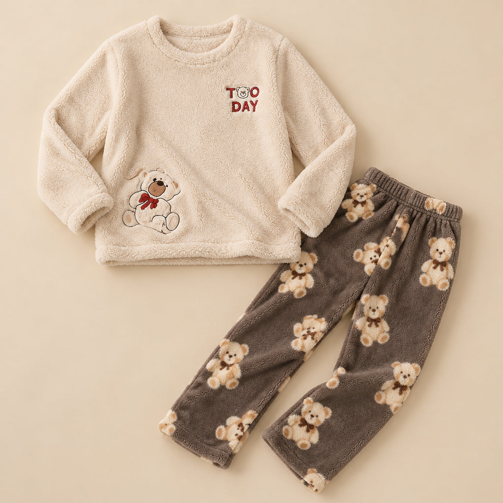 Ensemble pyjama deux pièces Ensemble pyjama femme et ado ours beige et marron posé à plat sur fond beige, sans personne