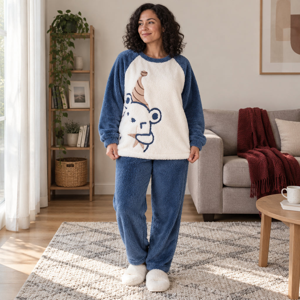 Cover frontale de Pyjama pilou pilou fille et femme grand ours bleu, portée et entièrement visible