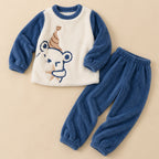 Ensemble pyjama deux pièces Pyjama pilou pilou fille et femme grand ours bleu posé à plat sur fond beige, sans personne
