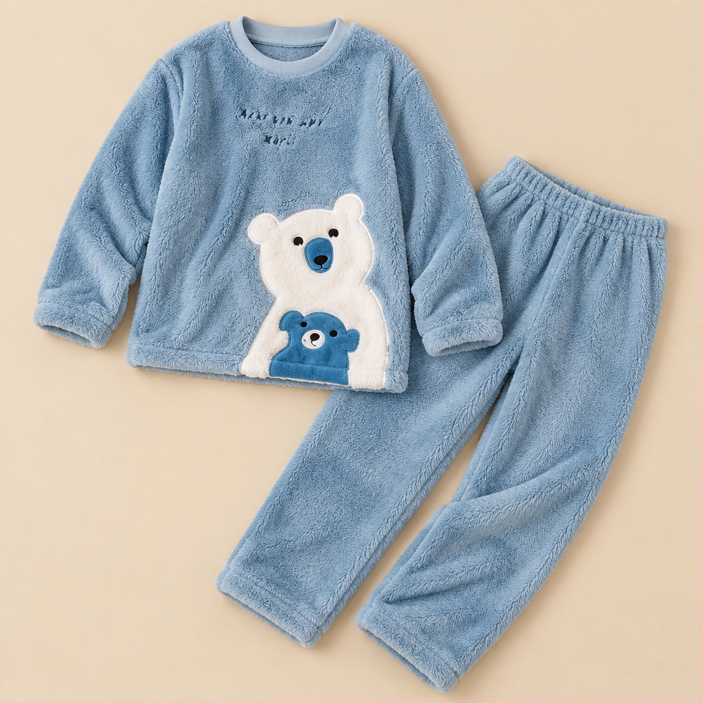 Ensemble pyjama deux pièces Pyjama polaire femme et ado duo d’ours bleu doux posé à plat sur fond beige, sans personne