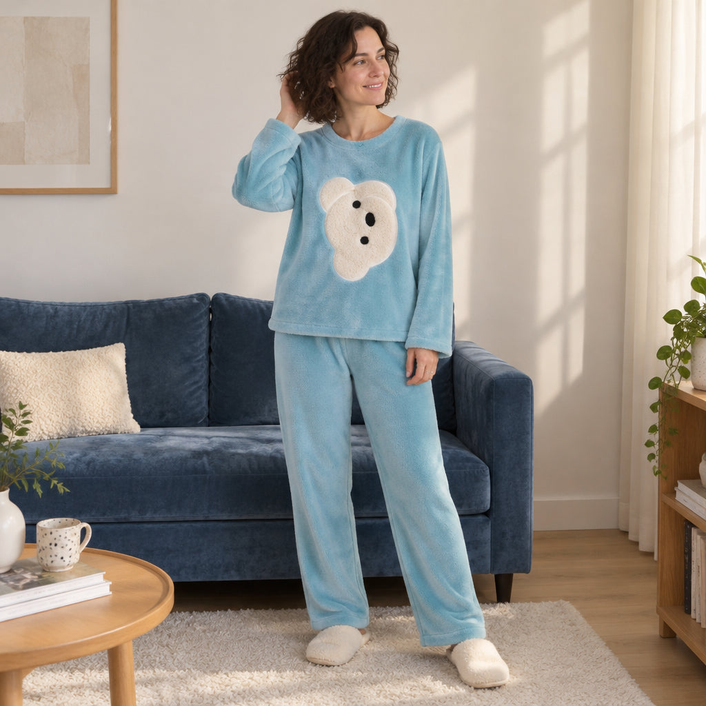Cover frontale de Pyjama hiver fille et femme ourson bleu ciel, portée et entièrement visible
