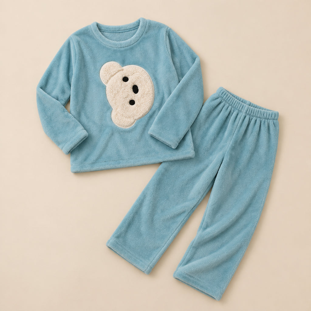 Ensemble pyjama deux pièces Pyjama hiver fille et femme ourson bleu ciel posé à plat sur fond beige, sans personne
