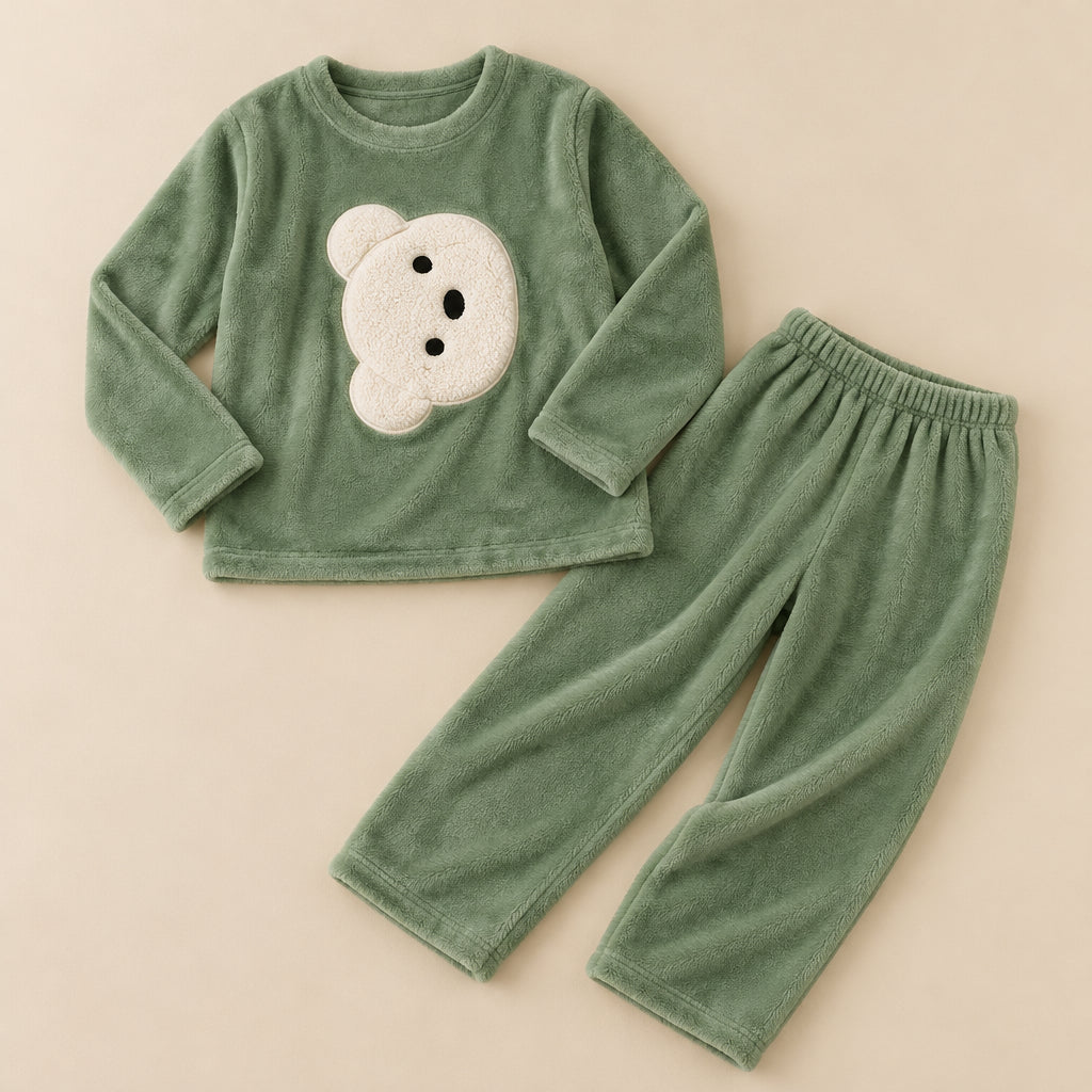 Ensemble pyjama deux pièces Pyjama chaud femme et ado ours vert moelleux posé à plat sur fond beige, sans personne