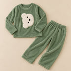Ensemble pyjama deux pièces Pyjama chaud femme et ado ours vert moelleux posé à plat sur fond beige, sans personne