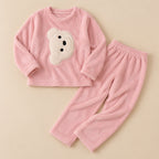 Ensemble pyjama deux pièces Ensemble pyjama fille et femme ourson rose posé à plat sur fond beige, sans personne