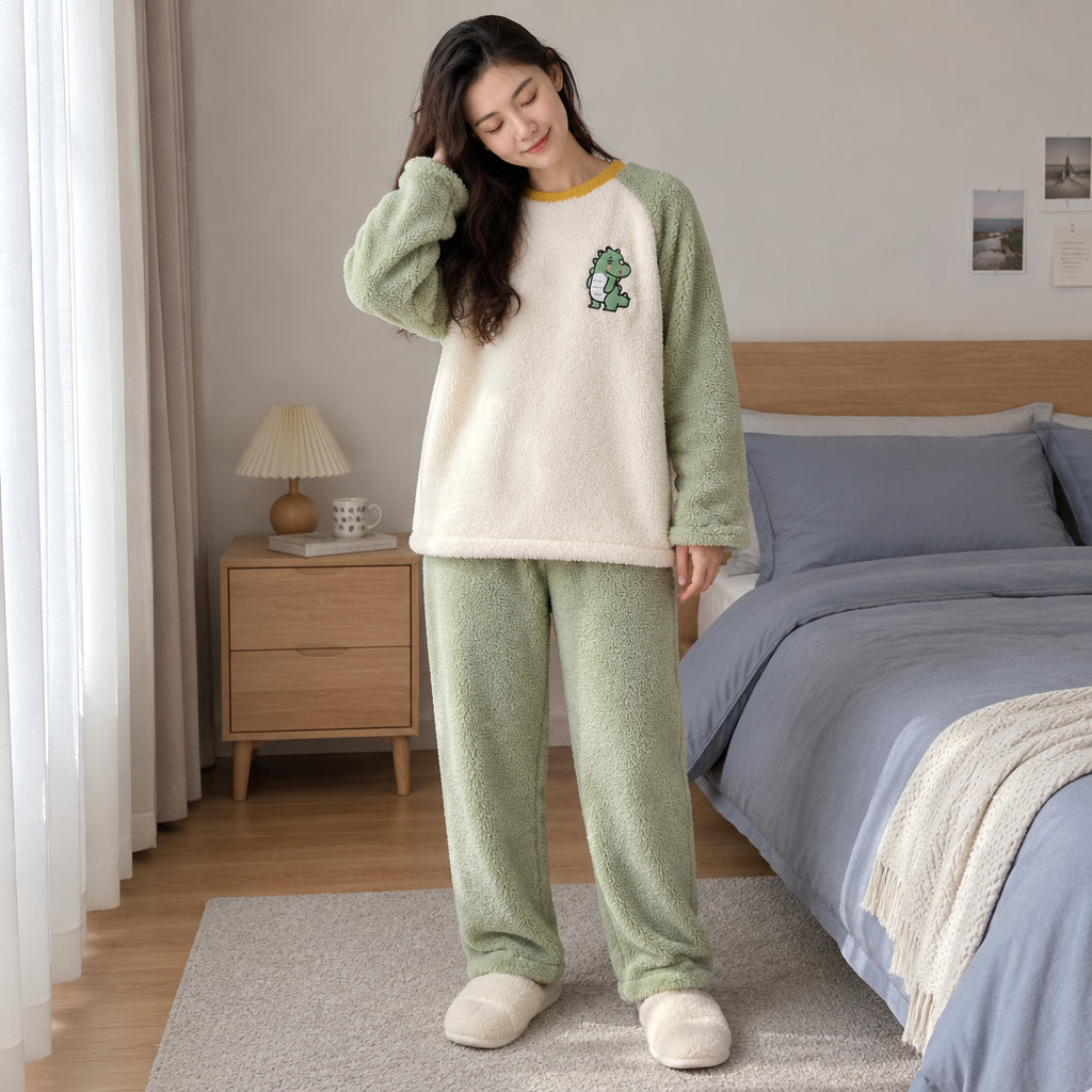 Cover frontale de Pyjama polaire femme et ado dinosaure vert, portée et entièrement visible